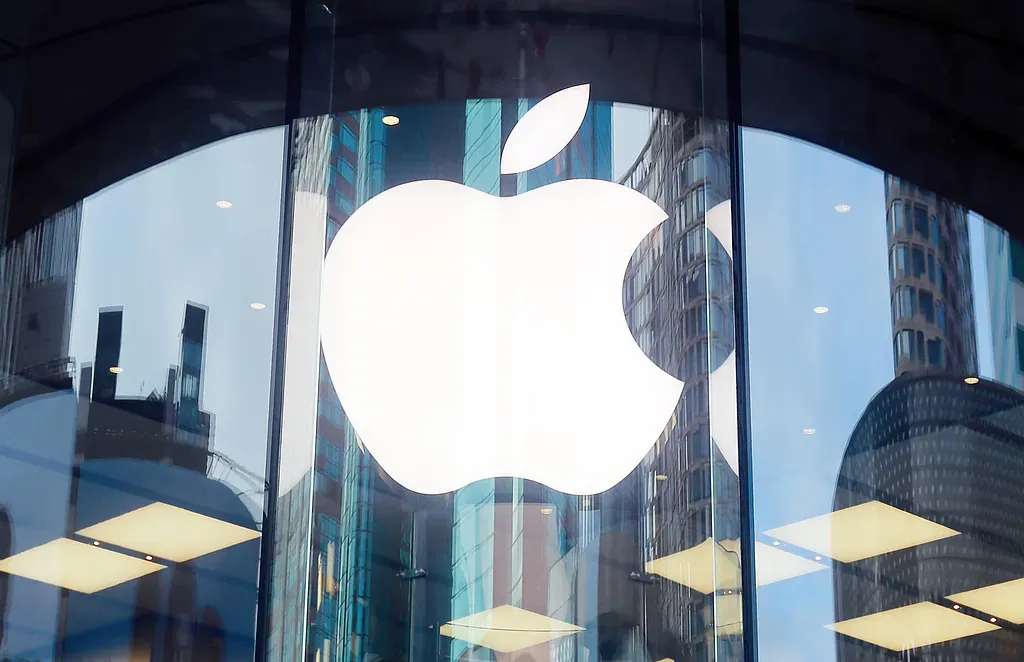 Apple’s New CEO Makes His First Big Move: Foldable iPhone Duo Goes Viral! 2027 Campus Recruitment & Internships Open Early (Referrals Available)